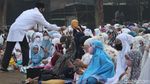 Terapkan Prokes Ketat, Warga Bandung Salat Id di Lapangan Terbuka