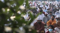 Warga yang salat Id di Alun-alun Majalaya, Kabupaten Bandung, diwajibkan menggunakan masker. Bagi warga yang tidak menggunakan masker, petugas DKM Masjid Agung Majalaya pun memberikan masker kepada jemaah. 