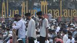 Terapkan Prokes Ketat, Warga Bandung Salat Id di Lapangan Terbuka