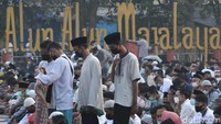 Selain menerapkan protokol kesehatan ketat, salat Id tersebut pun digelar di lapangan terbuka.