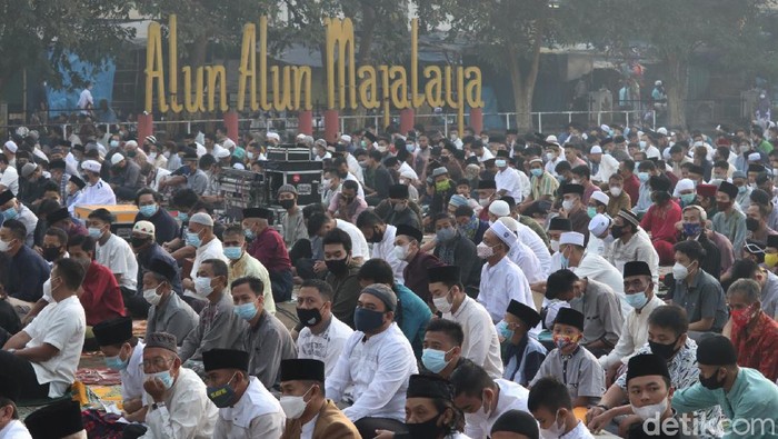 Terapkan Prokes Ketat, Warga Bandung Salat Id di Lapangan Terbuka Warga Kecamatan Majalaya gelar salat Id di Alun-alun Majalaya, Kabupaten Bandung. Digelar saat pandemi, pelaksanaan salat Id terapkan protokol kesehatan ketat.
