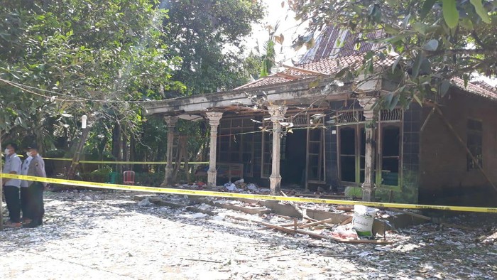 TKP Petasan maut di Desa Ngabean, Kecamatan Mirit, Kebumen. Rumah milik warga bernama Untung ini rusak parah akibat ledakan petasan pada Rabu (12/5/2021) sore.