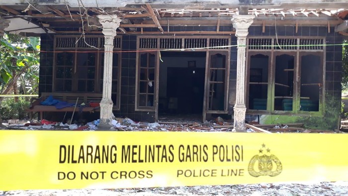 TKP Petasan maut di Desa Ngabean, Kecamatan Mirit, Kebumen. Rumah milik warga bernama Untung ini rusak parah akibat ledakan petasan pada Rabu (12/5/2021) sore.