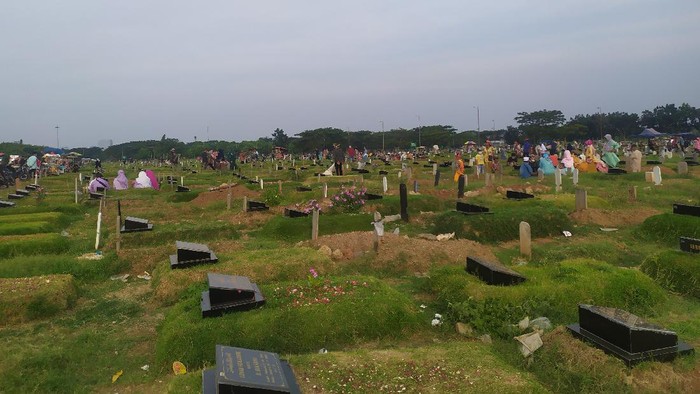 TPU Tegal Alur Jakbar Ramai Peziarah Sore Ini (Foto: Luqman/detikcom)