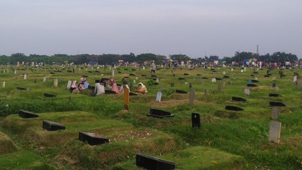 TPU Tegal Alur Jakbar Ramai Peziarah Sore Ini (Foto: Luqman/detikcom)
