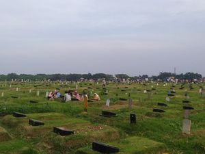 Cerita Peziarah Dilema Kunjungi Makam Orang Tua di TPU Tegal Alur