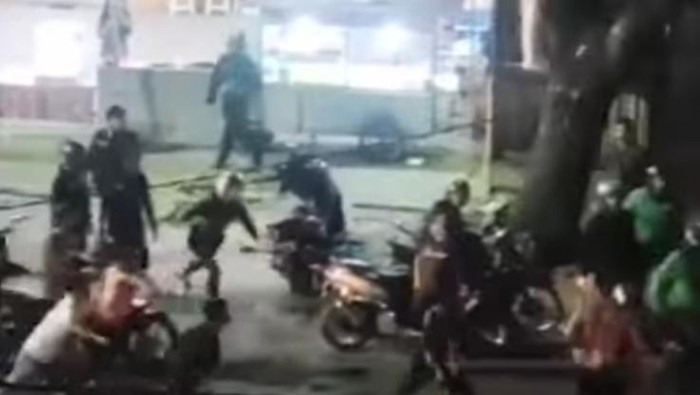Viral Puluhan Pemuda di Makassar Bentrok