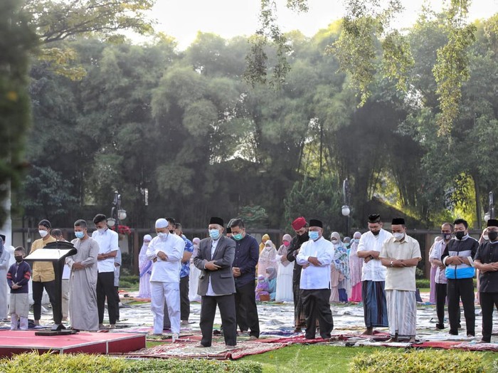 Wali Kota Bandung dan keluarga salat Id di Pendopo