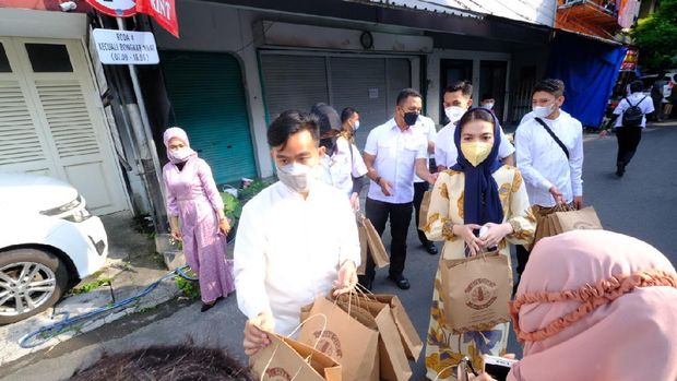 Wali Kota Solo Gibran Rakabuming Raka dan istrinya Selvi Ananda salat Id di Pendopo Balai Kota Solo, Kamis (13/5/2021)
