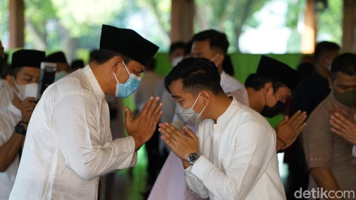 Wali Kota Solo Gibran Rakabuming salat Id di Pendopo Balai Kota Solo, Kamis (13/5/2021)