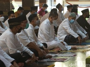 Gibran dan Selvi Salat Id di Pendopo Balai Kota Solo