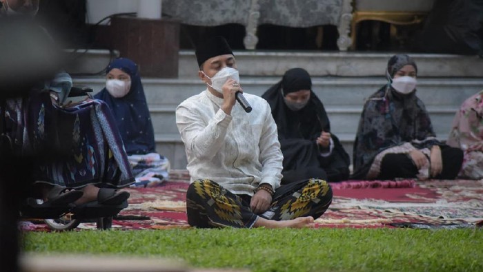 wali kota surabaya eri cahyadi salat id di depan rumdin