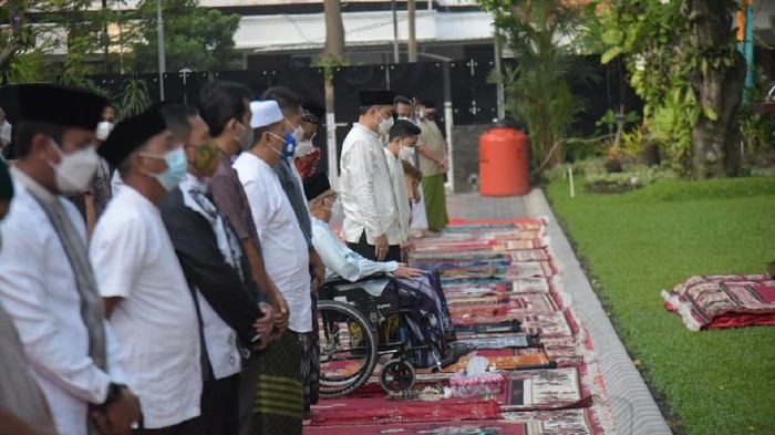 wali kota surabaya eri cahyadi salat id di depan rumdin