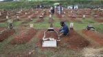Warga di Tangsel Ziarah ke Makam Korban COVID-19 Saat Lebaran