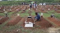 Ziarah kubur jadi salah satu tradisi yang kerap dilakukan umat Islam di momen Lebaran.