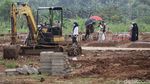 Warga di Tangsel Ziarah ke Makam Korban COVID-19 Saat Lebaran