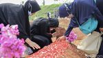 Warga di Tangsel Ziarah ke Makam Korban COVID-19 Saat Lebaran