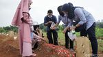 Warga di Tangsel Ziarah ke Makam Korban COVID-19 Saat Lebaran