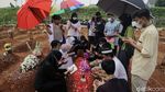 Warga di Tangsel Ziarah ke Makam Korban COVID-19 Saat Lebaran