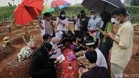 Warga datang bersama anggota keluarga lainnya saat berziarah ke makam anggota keluarga di momen Lebaran.  