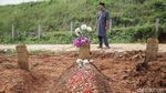Warga di Tangsel Ziarah ke Makam Korban COVID-19 Saat Lebaran