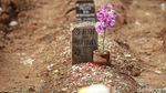 Warga di Tangsel Ziarah ke Makam Korban COVID-19 Saat Lebaran
