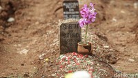 Seperti diketahui, selain meniadakan kegiatan ziarah kubur, warga pun diimbau untuk tak mudik di momen Lebaran tahun ini. Hal itu dilakukan untuk mengantisipasi melonjaknya kasus COVID-19 di Tanah Air.