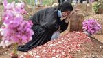 Warga di Tangsel Ziarah ke Makam Korban COVID-19 Saat Lebaran