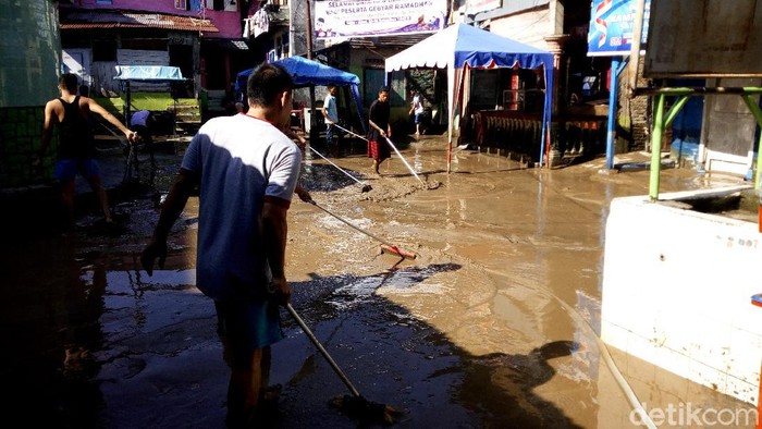 Warga Kampung Aur bersihkan lumpur di hari pertama Lebaran