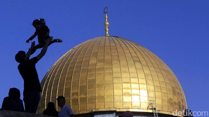 Ribuan umat muslim Palestina pagi ini waktu setempat, merayakan Hari Raya Idul Fitri di Masjid Al-Aqsa, Yerusalem, Kamis (13/5/2021). Mereka menggelar salat Id berjamaah di masjid tersebut.