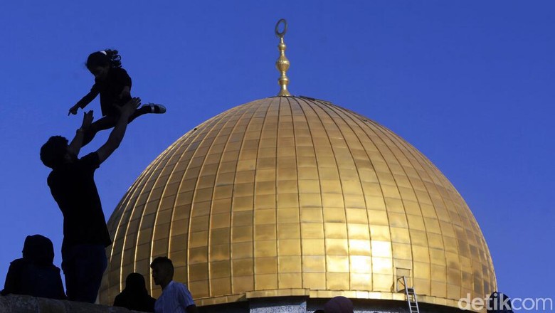 Warga Palestina Salat Idul Fitri Ribuan umat muslim Palestina pagi ini waktu setempat, merayakan Hari Raya Idul Fitri di Masjid Al-Aqsa, Yerusalem, Kamis (13/5/2021). Mereka menggelar salat Id berjamaah di masjid tersebut.