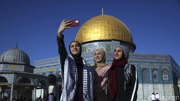 Ribuan umat muslim Palestina pagi ini waktu setempat, merayakan Hari Raya Idul Fitri di Masjid Al-Aqsa, Yerusalem, Kamis (13/5/2021). Mereka menggelar salat Id berjamaah di masjid tersebut.