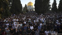 Umat muslim Palestina menggelar salat Idul Fitri di Masjid Al-Aqsa, Yerusalem. 