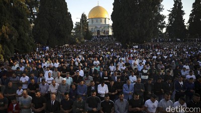 Khusyuknya Salat Idul Fitri di Masjid Al-Aqsa
