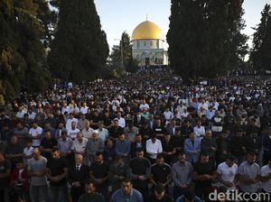 Khusyuknya Salat Idul Fitri di Masjid Al-Aqsa