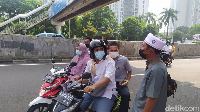 Warga tak bisa ziarah ke TPU Menteng Pulo (Arun/detikcom)
