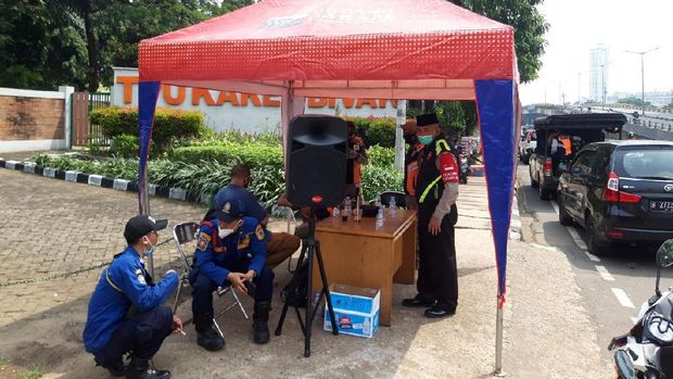 Ziarah Kubur Dilarang Saat Lebaran, TPU Karet Bivak Sepi (Foto: Rakha/detikcom)