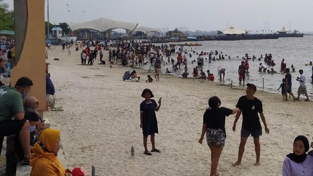 31 Ribu Pengunjung Padati Ancol, Akses ke Pantai Dibatasi (Foto: Adhyasta Dirgantara/detikcom)