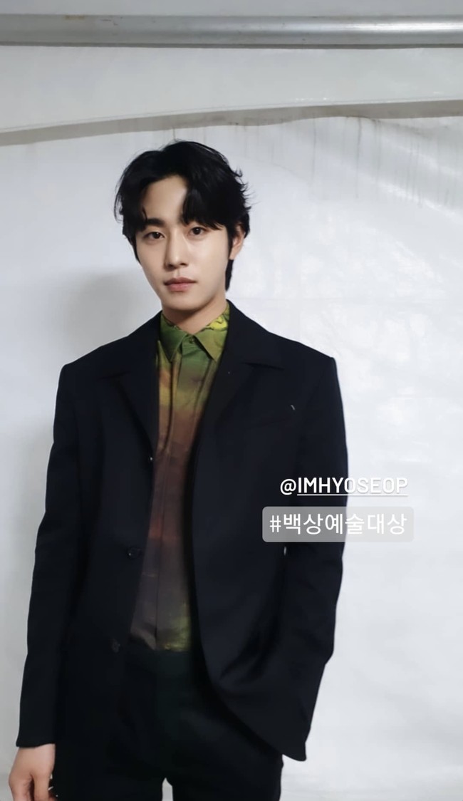 Ahn Hyo Seop menjadi Aktor Pendatang Baru Terbaik Baeksang Award tahun lalu. Ia turut hadir dalam gelaran tahun ini dan terlihat stand out karena memilih kemeja bercorak hijau dan coklat ketimbang putih polos. Foto: dok. Instagram starhausm