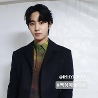 Ahn Hyo Seop menjadi Aktor Pendatang Baru Terbaik Baeksang Award tahun lalu. Ia turut hadir dalam gelaran tahun ini dan terlihat stand out karena memilih kemeja bercorak hijau dan coklat ketimbang putih polos. Foto: dok. Instagram starhausm