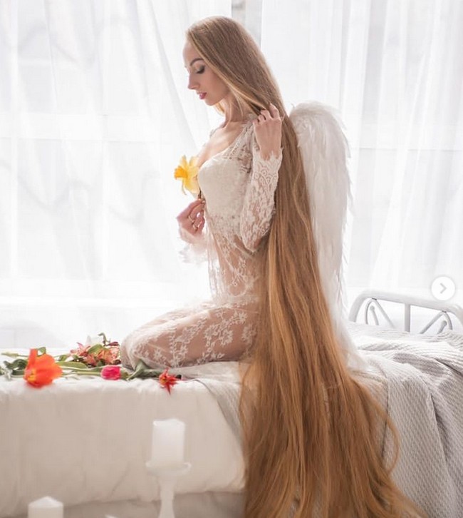 Karena penampilan uniknya itu, Alena pun kini jadi bintang Instagram. Banyak netizen yang terpukau dengan rambut panjang dan indahnya. Foto: dok. Instagram/alenuwka_longhair