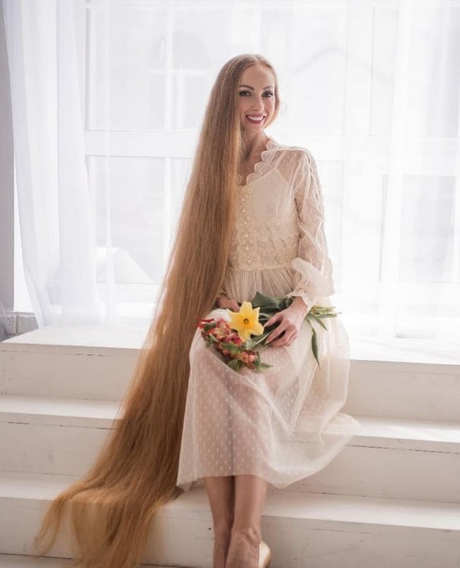 Alena Kravchenko dijuluki sebagai Rapunzel asal Ukraina. Dia memiliki rambut sepanjang dua meter.  Foto: dok. Instagram/alenuwka_longhair
