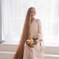 Alena Kravchenko dijuluki sebagai Rapunzel asal Ukraina. Dia memiliki rambut sepanjang dua meter.  Foto: dok. Instagram/alenuwka_longhair