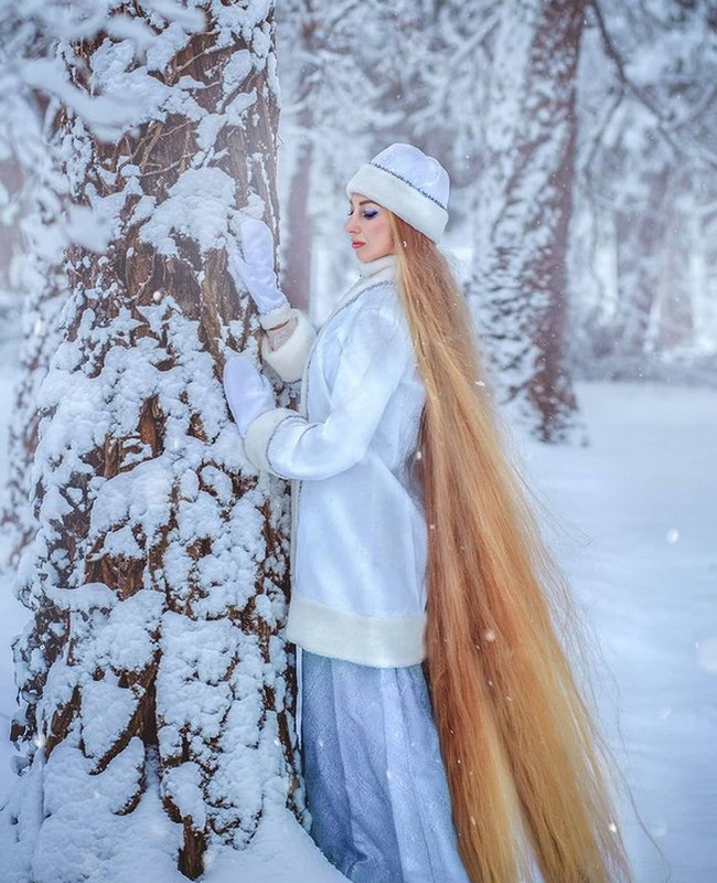 Sekarang aku telah memiliki rambut panjang yang unik karena rambutku telah melampaui tinggi badanku, dan aku sangat menyukainya, ujar Alena, seperti dikutip dari Daily Star.  Foto: dok. Instagram/alenuwka_longhair