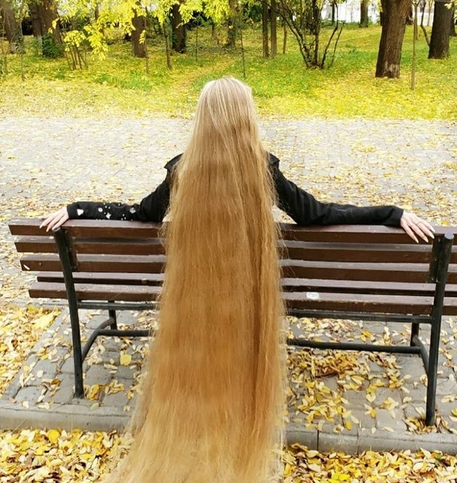 Inilah penampilan rambut indah Alena. Rambut panjangnya bahkan menyapu lantai.  Foto: dok. Instagram/alenuwka_longhair