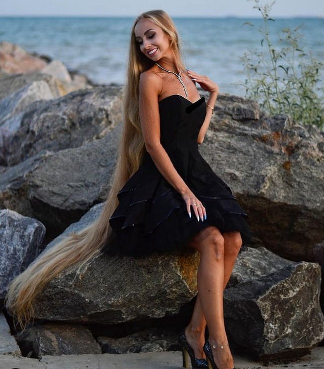 Dia keramas seminggu sekali. Tidak menggunakan produk sampo biasa, Alena memilih untuk menggunakan ramuan herbal.  Foto: dok. Instagram/alenuwka_longhair