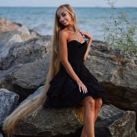 Dia keramas seminggu sekali. Tidak menggunakan produk sampo biasa, Alena memilih untuk menggunakan ramuan herbal.  Foto: dok. Instagram/alenuwka_longhair