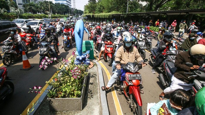 Kawasan wisata Ancol ramai didatangi warga Ibu Kota di hari kedua Lebaran. Pantai Ancol jadi destinasi populer yang dikunjungi untuk berwisata bersama keluarga.