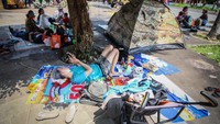 Kawasan wisata Ancol jadi salah satu objek wisata yang populer dikunjungi warga Ibu Kota saat libur Lebaran. Meski mudik dilarang, tak sedikit warga yang datang ke kawasan wisata Ancol untuk piknik bersama keluarga.
