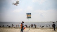 Pedagang menerbangkan layang-layang di Pantai Carnaval Ancol Jakarta, Jumat (14/5/2021).